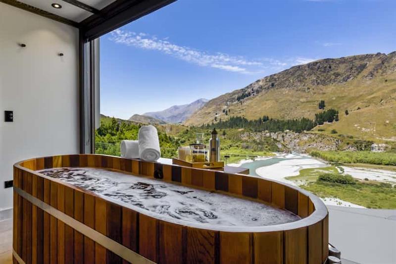 Oval Onsen + Treatment